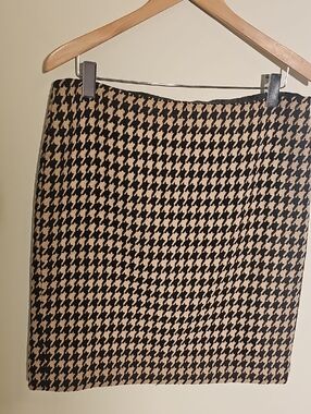Talbots Black and Tan Houndstooth Pencil Skirt.  Wool Blend. Size 10. Lined.